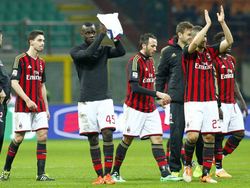 Il Milan vince grazie al gol di Balotelli: Mario applaude i tifosi a fine partita. LaPresse